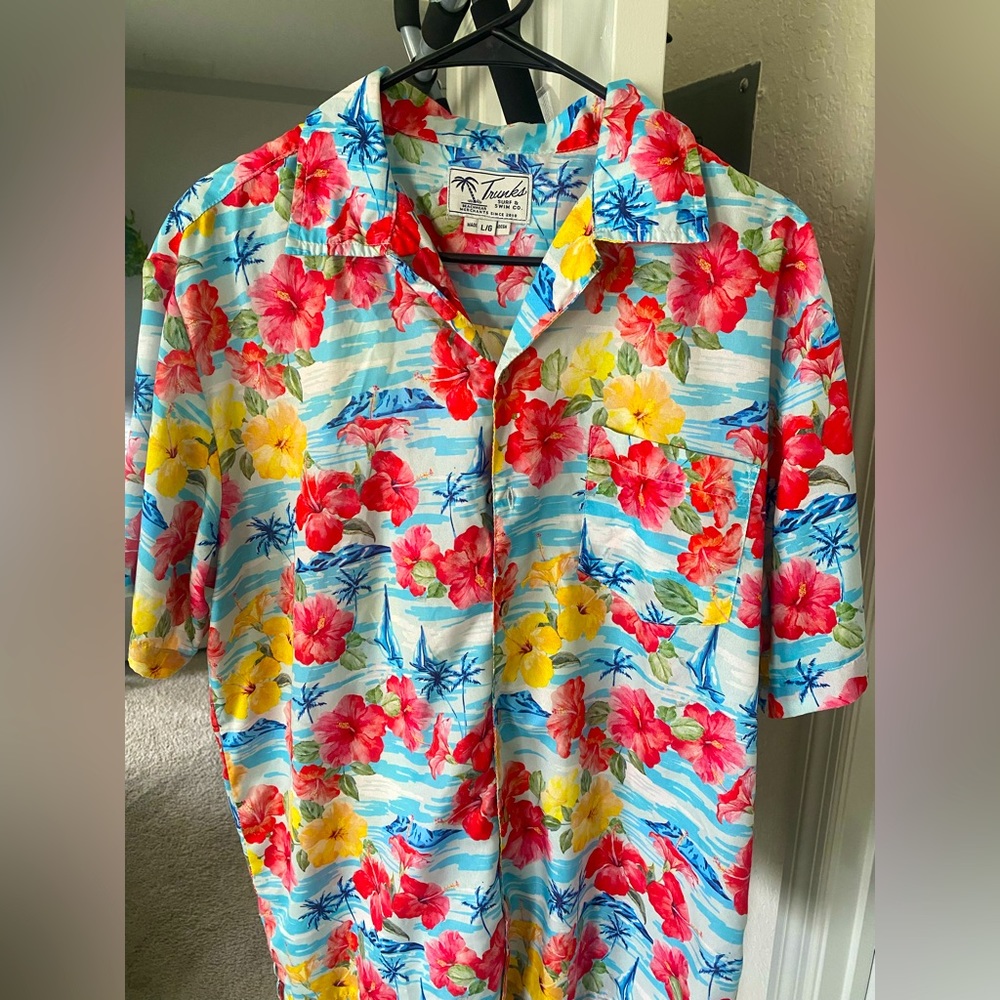 Trunks Surf & Swim Co floral shirt. Size L